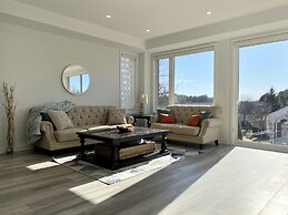 Luxurious Waterfront Retreat