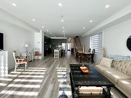 Luxurious Waterfront Retreat