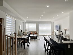 Luxurious Waterfront Retreat