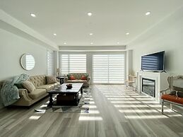 Luxurious Waterfront Retreat