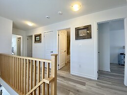 Luxurious Waterfront Retreat