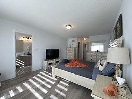 Luxurious Waterfront Retreat