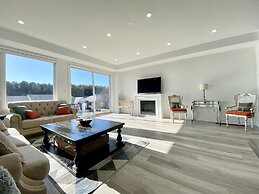 Luxurious Waterfront Retreat