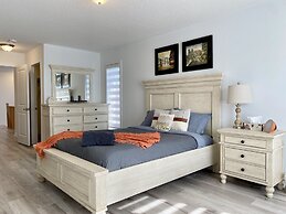 Luxurious Waterfront Retreat