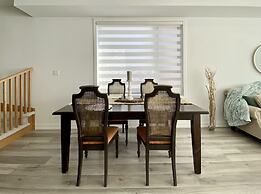 Luxurious Waterfront Retreat