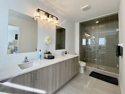 Luxurious Waterfront Retreat