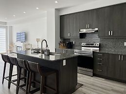 Luxurious Waterfront Retreat