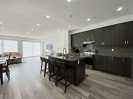 Luxurious Waterfront Retreat