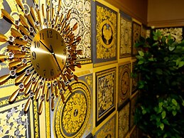 Sexy Luxurious Versace Apartment Near Sheffield