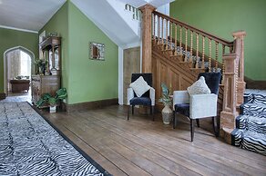 Hill House Country Estate - Princes Gate