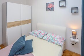 Apartment With Balcony, 5 min Walking to the Beach