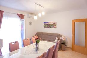 Apartment With Balcony, 5 min Walking to the Beach