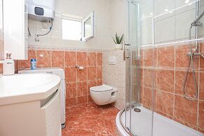 Apartment With Balcony, 5 min Walking to the Beach