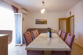 Apartment With Balcony, 5 min Walking to the Beach