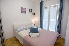 Apartment With Balcony, 5 min Walking to the Beach