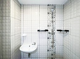 Homey And Cozy Studio At De Prima Apartment