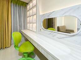 Nice And Elegant Studio Apartment At Warhol (W/R) Residence
