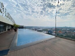 Nice And Elegant Studio Apartment At Warhol (W/R) Residence