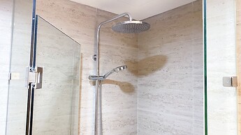 Modern Look And Warm 1Br At Gold Coast Apartment