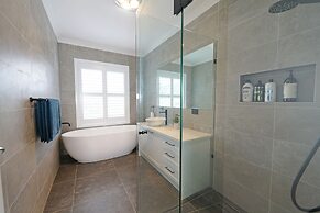 Charming 6 BRM Villa in Melbourne East