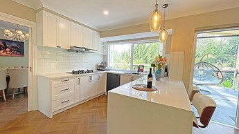 Charming 6 BRM Villa in Melbourne East