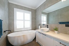 Charming 6 BRM Villa in Melbourne East