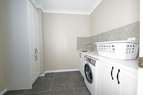 Charming 6 BRM Villa in Melbourne East