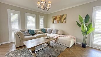 Charming 6 BRM Villa in Melbourne East