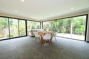 Charming 6 BRM Villa in Melbourne East