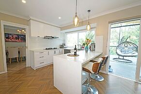 Charming 6 BRM Villa in Melbourne East