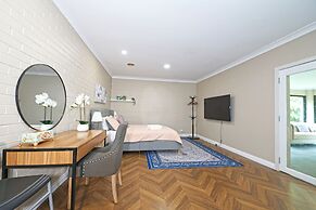 Charming 6 BRM Villa in Melbourne East