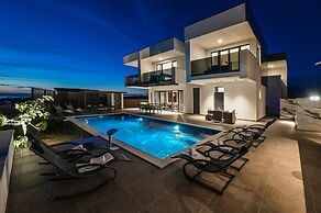 Villa Luna- Private Heated Pool