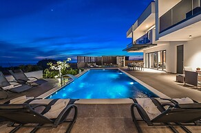 Villa Luna- Private Heated Pool