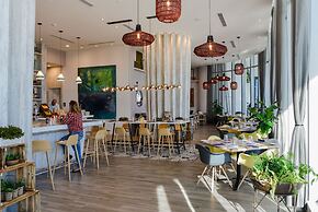 Luxury Condo at Hollywood Beach