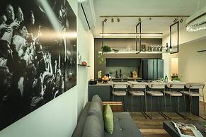 Sophisticated Tel Aviv Retreat 1BR Apt