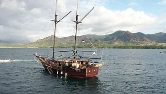 Komodo Pirate Boat - Phinisi Liveaboard
