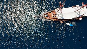 Komodo Pirate Boat - Phinisi Liveaboard