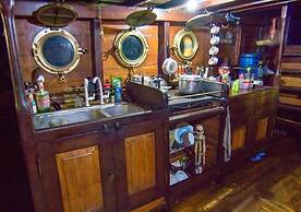 Komodo Pirate Boat - Phinisi Liveaboard