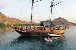Komodo Pirate Boat - Phinisi Liveaboard