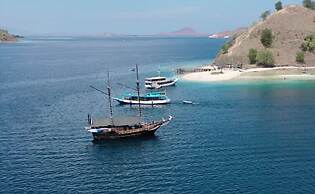 Komodo Pirate Boat - Phinisi Liveaboard