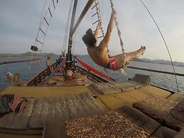 Komodo Pirate Boat - Phinisi Liveaboard
