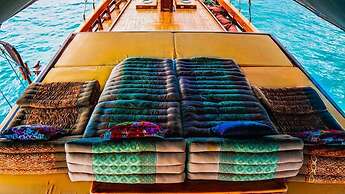 Komodo Pirate Boat - Phinisi Liveaboard