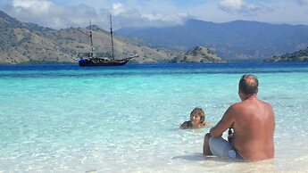 Komodo Pirate Boat - Phinisi Liveaboard