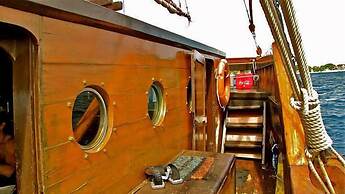 Komodo Pirate Boat - Phinisi Liveaboard