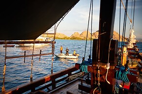 Komodo Pirate Boat - Phinisi Liveaboard