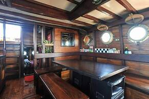 Komodo Pirate Boat - Phinisi Liveaboard