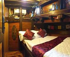 Komodo Pirate Boat - Phinisi Liveaboard