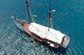 Komodo Pirate Boat - Phinisi Liveaboard