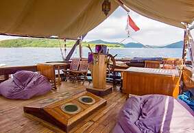 Komodo Pirate Boat - Phinisi Liveaboard