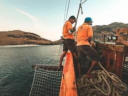 Komodo Pirate Boat - Phinisi Liveaboard